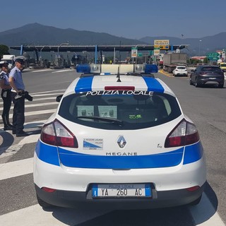 Savona, controlli della polizia locale su veicoli in uscita dall'autostrada: notificati 10 verbali