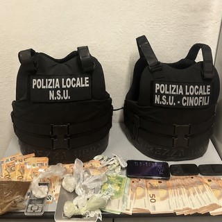 Blitz antidroga della Polizia Locale tra Finale e Loano, arrestato pusher, sequestrato mezzo chilo di stupefacenti