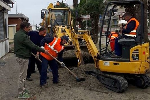 Ceriale, operazione di pulizia straordinaria delle spiagge Ceriale, operazione di pulizia straordinaria delle spiagge