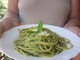 In foto un piatto di pasta al pesto In foto un piatto di pasta al pesto