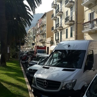 Al via la rivoluzione parcheggi a Finale: prima ora gratuita sul lungomare per i residenti, poi 1,80 euro per tutti