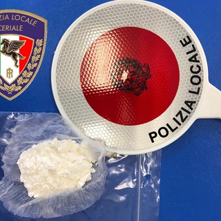 Ceriale, non si ferma all'alt della polizia locale e tenta la fuga in moto: in manette pusher 71enne