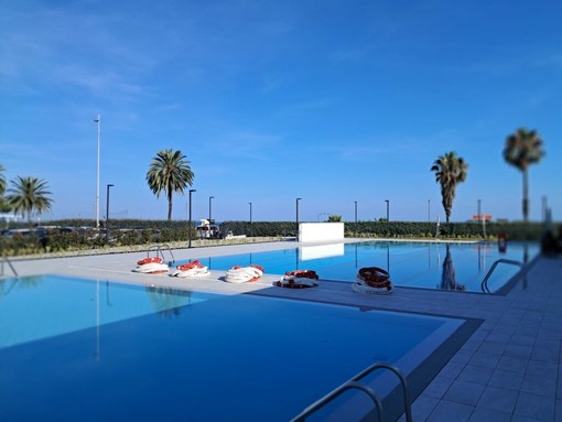 Accessibilità alla vasca all'aperto della piscina Zanelli, corretto l'annuncio. Il Comune: "Nessun problema per le persone con disabilità"
