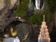 Papa Leone sosta in preghiera davanti alla Madonna di Lourdes