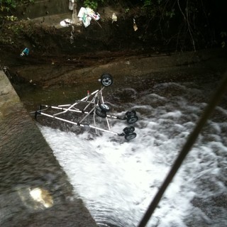 Alassio: feste finite nel rio di via Sollai finisce anche un passeggino