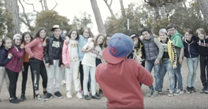 Due classi delle elementari e una delle medie di Celle cantano "Più forte di prima" per raccogliere fondi per la Pediatria del San Paolo