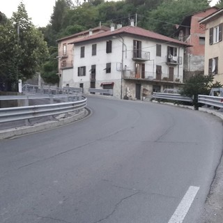 Integrazione a Roccavignale, profughi al lavoro per ripulire la Provinciale 28 bis