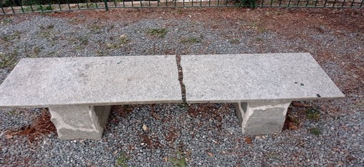 Vandali in azione ad Albisola: danneggiata panchina nel parco Zambellini (FOTO) Vandali in azione ad Albisola: danneggiata panchina nel parco Zambellini (FOTO)