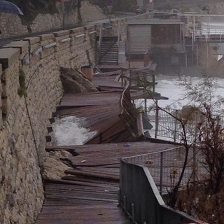 Finale Ligure, tutto pronto per ripristinare la passerella San Donato. Frascherelli: "Rialzeremo le zone più colpite  dalle onde"