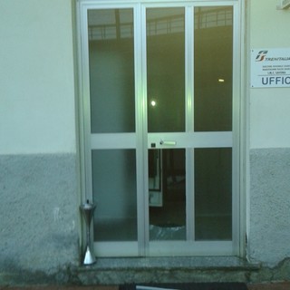 Vandali in azione alla stazione di Mongrifone: devastato il locale impianto di manutenzione