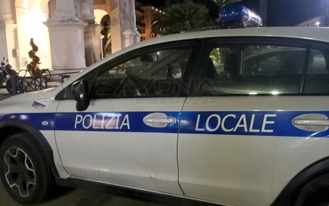 Vende otto dosi di cocaina, fermato oppone resistenza e minaccia gli agenti: arrestato pusher