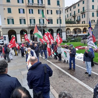 Savona, presidio in Piazza Mameli per fermare la guerra in Medio Oriente: "Pace subito" (FOTO) Savona, presidio in Piazza Mameli per fermare la guerra in Medio Oriente: "Pace subito" (FOTO)