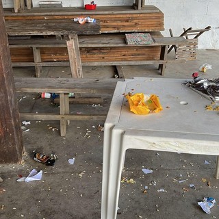 Sporcizia ovunque e luci accese, il sindaco di Urbe minaccia la chiusura e la pista polivalente viene ripulita Sporcizia ovunque e luci accese, il sindaco di Urbe minaccia la chiusura e la pista polivalente viene ripulita