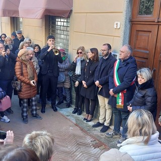 I fratelli Vezzolla, vittime della deportazione tornano a casa: posizionate due pietre d'inciampo ad Albisola (FOTO)