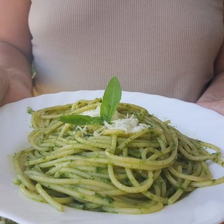 In foto un piatto di pasta al pesto In foto un piatto di pasta al pesto
