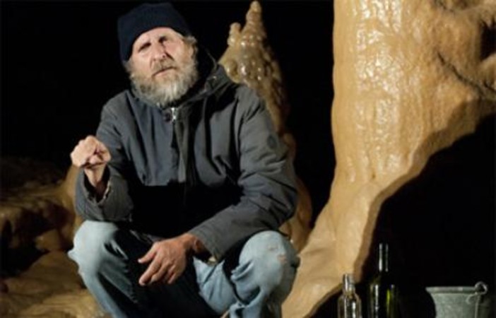 L'uomo che raccoglieva bottiglie in scena a Sassello L'uomo che raccoglieva bottiglie in scena a Sassello