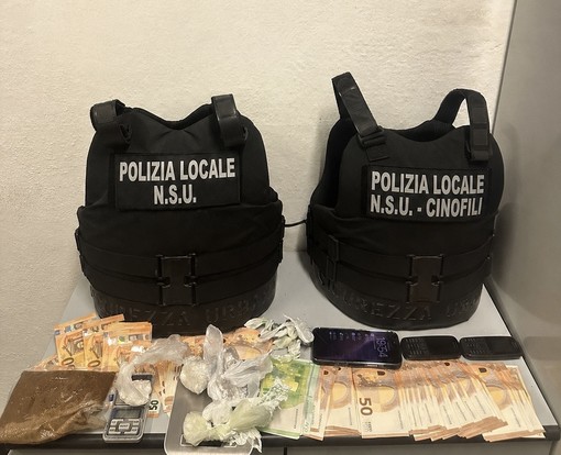 Blitz antidroga della Polizia Locale tra Finale e Loano, arrestato pusher, sequestrato mezzo chilo di stupefacenti