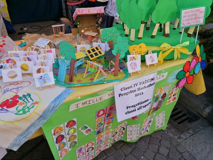 Albenga, le scuole "Paccini" scendono in piazza per farsi conoscere dalla cittadinanza