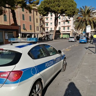 Albenga, colpo della Polizia locale allo spaccio nella piazza ingauna: doppio arresto Albenga, colpo della Polizia locale allo spaccio nella piazza ingauna: doppio arresto