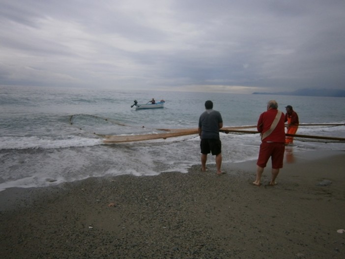 A Finale Ligure una dimostrazione di pesca alla Sciabica A Finale Ligure una dimostrazione di pesca alla Sciabica