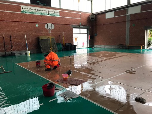 Toirano: in fase di sistemazione il palasport di via Urivei colpito dall'alluvione