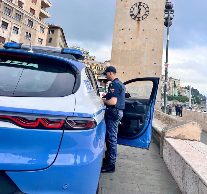 Savona, 41enne minaccia l’ex e aggredisce i poliziotti: agente estrae il taser e lo blocca Savona, 41enne minaccia l’ex e aggredisce i poliziotti: agente estrae il taser e lo blocca