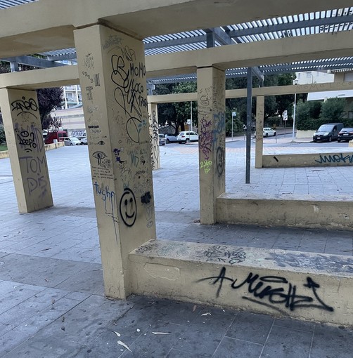 Albenga, FdI: "Piazza Europa vandalizzata dai writers"