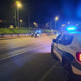 Truffe ad anziani tra Piemonte e Liguria: auto in fuga intercettata dalla polizia locale di Bra, avevano colpito anche a Cairo