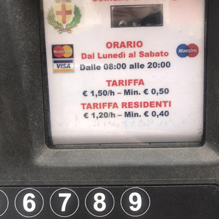 Albenga, Tomatis: "I parcometri non accettano carte di credito e bancomat, fioccano le multe"