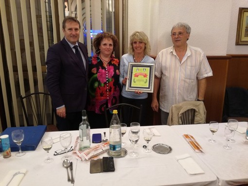 Si allega foto della premiazione di Stefania Belmondo con da sinistra Roberto Pizzorno presidente UNVS sezione Roggero di Savona e Delegato Provinciale Coni Savona, Laura Sicco consigliera UNVS sezione Roggero di Savona, Stefania Belmondo, Floriano Premoselli vice presidente UNVS sezione Roggero di Savona. Si allega foto della premiazione di Linda Cerruti e Costanza Ferro con da sinistra Floriano Premoselli vice presidente UNVS sezione Roggero di Savona, Roberto Pizzorno presidente UNVS sezione Roggero di Savona e Delegato Provinciale Coni Savona, Costanza ferro, Linda Cerruti, Ambrogio zaro consigliere UNVS sezione Roggero di Savona e delegato provinciale FIN Savona