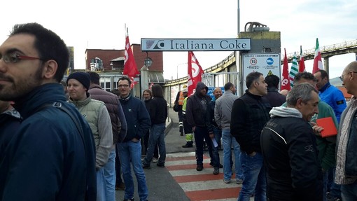 Camion bloccati e cancelli chiusi: presidio e sciopero dei lavoratori all'Italiana Coke di Cairo