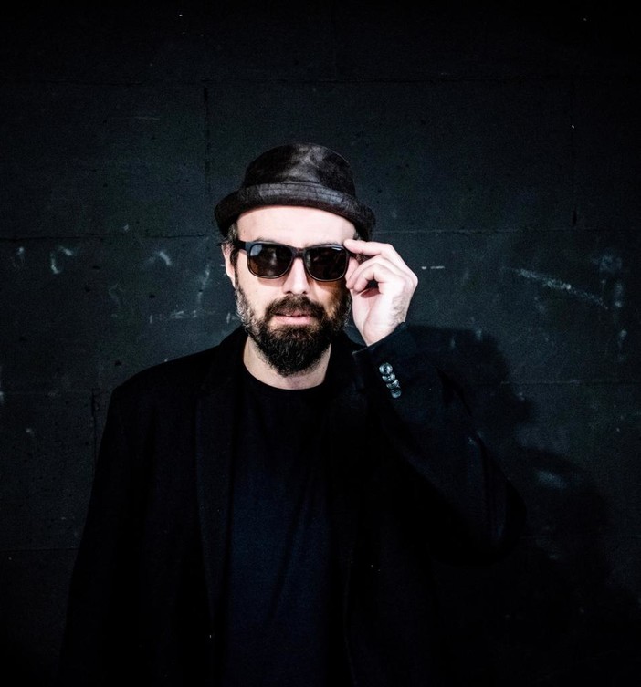 "S'i' fosse whisky", le poesie di Piji tra jazz, swing e pop alle grotte di Borgio Verezzi