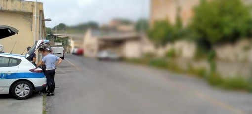 Savona, controlli della polizia locale al mercato ittico: una decina le multe per irregolarità nel trasporto degli alimenti