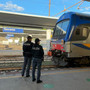 Ruba un tablet sul treno, scappa e si nasconde in bagno: arrestato