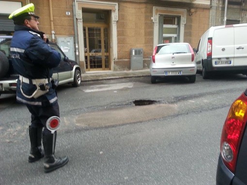 Savona, si apre voragine in via Milano: intervento dei vigili del fuoco e Municipale