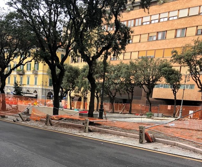 Cade la recinzione dei cantieri di piazza Diaz e torna la polemica . Orsi: “va garantita la sicurezza come da contratto” Cade la recinzione dei cantieri di piazza Diaz e torna la polemica . Orsi: “va garantita la sicurezza come da contratto”