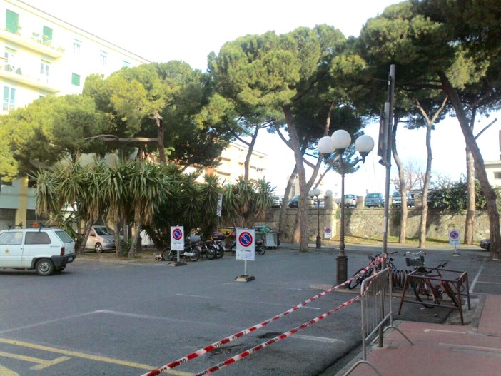 Albenga, chiusa a causa del forte vento piazza Matteotti