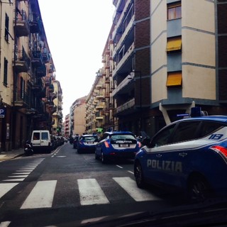 Savona, maxi-pattuglione della Polizia di Stato nella zona di via Torino Savona, maxi-pattuglione della Polizia di Stato nella zona di via Torino