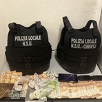 Blitz antidroga della Polizia Locale tra Finale e Loano, arrestato pusher, sequestrato mezzo chilo di stupefacenti