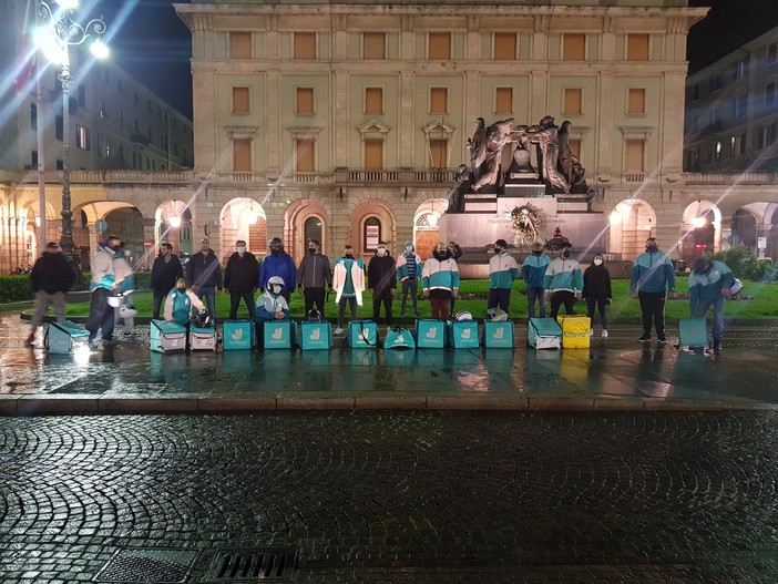 Savona, braccia incrociate dei rider in piazza Mameli: “I nostri diritti vengano riconosciuti”