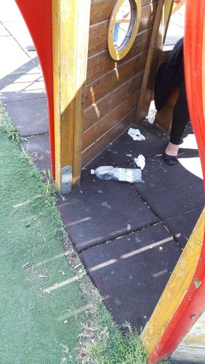 Sporcizia e degrado al parco giochi Peter Pan di Albenga: “Mia figlia non ce la porto più” Sporcizia e degrado al parco giochi Peter Pan di Albenga: “Mia figlia non ce la porto più”