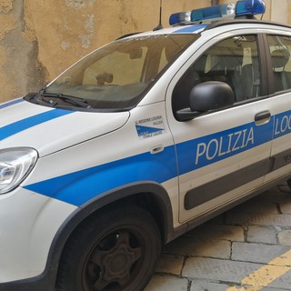 Finale, scambio di droga in piazza Vittorio Veneto: pusher denunciato, l'acquirente segnalato alla Prefettura