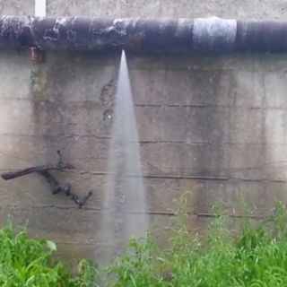 Grossa perdita d'acqua ad Albenga, Farinazzo sporge denuncia formale per lo spreco di acqua pubblica Grossa perdita d'acqua ad Albenga, Farinazzo sporge denuncia formale per lo spreco di acqua pubblica