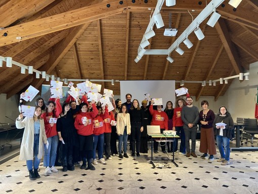 Le studentesse che hanno partecipato alla I edizione di Prime Minister – Loano (Savona) il giorno del Graduation Day Le studentesse che hanno partecipato alla I edizione di Prime Minister – Loano (Savona) il giorno del Graduation Day