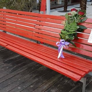 Loano, inaugurata la Panchina Rossa contro la violenza sulle donne (FOTO)