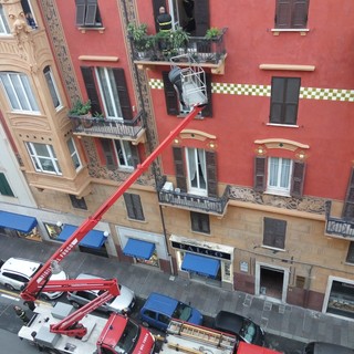 Porta bloccata in via Luigi Corsi a Savona, interviene lo "Snorkel" dei vigili del fuoco
