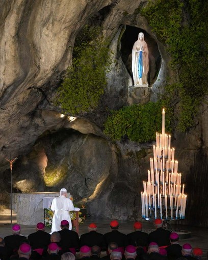 Papa Leone sosta in preghiera davanti alla Madonna di Lourdes Papa Leone sosta in preghiera davanti alla Madonna di Lourdes