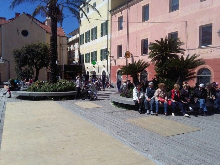 "Rattoppata" piazza Airaldi e Durante, ma l'intervento pare non piacere ai cittadini "Rattoppata" piazza Airaldi e Durante, ma l'intervento pare non piacere ai cittadini