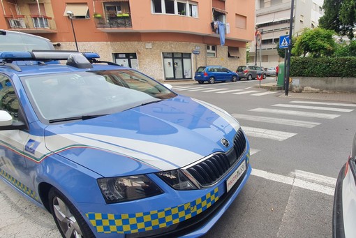 Albissola, auto travolge monopattino: un giovane ferito ad una spalla