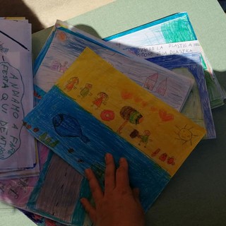 Albenga, i disegni dei bambini sul rispetto dell’ambiente diventano cartelli stradali